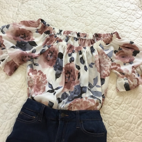 🌺Floral Off The Shoulder Shirt🌺 - Picture 1 of 2